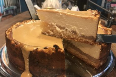 Apfelkäsekuchen mit Salzkaramell